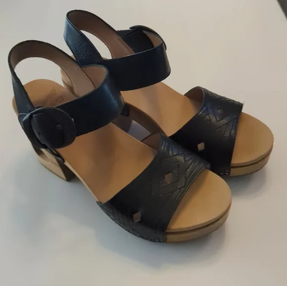 Dansko Black and Tan Sandals NWOT! - Picture 6 of 10